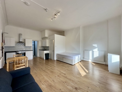 Flat to rent in Parsifal Road, West Hampstead, London, NW6