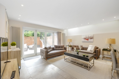 2 Bedroom Flat to rent in Lyndhurst Road, Hampstead, London, NW3