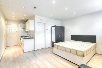 Flat to rent in Finchley Road, Temple Fortune, London, NW11