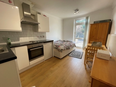 Studio Flat to rent in Manstone Road, Kilburn, London, NW2