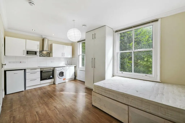 Flat to rent in Shepherds Bush, London, W12