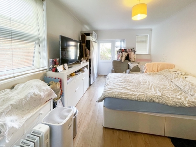 Studio Flat to rent in Manstone Road, Kilburn, London, NW2