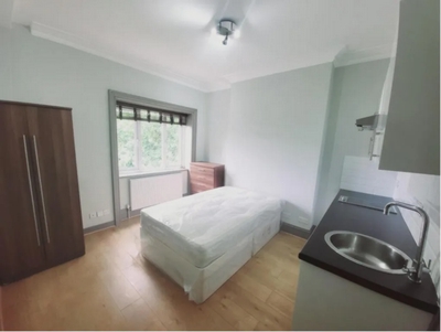 Flat to rent in Finchley Road, Hampstead, London, NW3