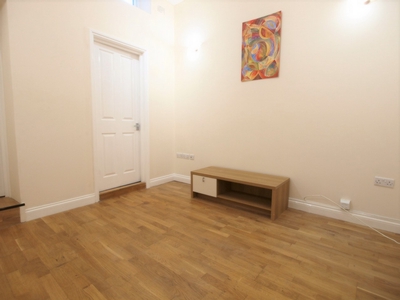 2 Bedroom Flat to rent in Hornsey Road, Islington, London, N7