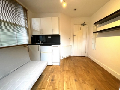 Flat to rent in Digby Crescent, Finsbury Park, London, N4