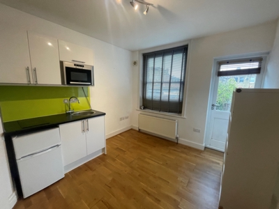 Flat to rent in Salisbury Road, Green Lanes, London, N4