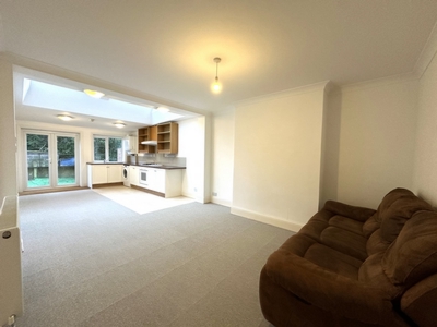 2 Bedroom Flat to rent in Brookhill Road, New Barnet, London, EN4