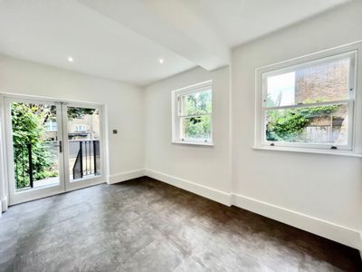3 Bedroom Flat to rent in Brondesbury Road, Queens Park, London, NW6