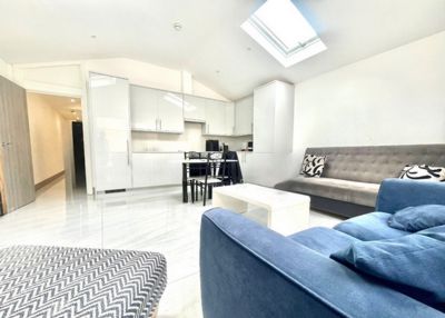 2 Bedroom Duplex to rent in High Road, Willesden Green, London, NW10