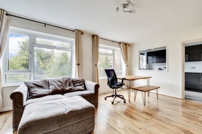 2 Bedroom Flat to rent in Upper Richmond Road, Putney, London, SW15