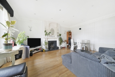 2 Bedroom Flat to rent in Camden Road, Islington, London, N7