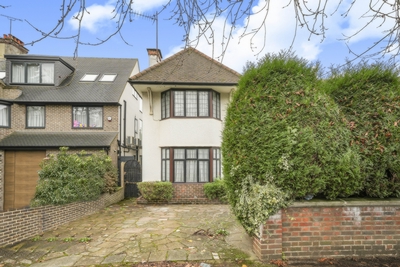 4 Bedroom Detached to rent in Wykeham Road, Hendon, London, NW4