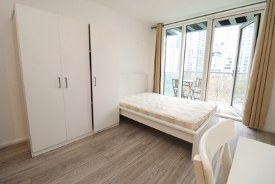 Double Room to rent in 31 Millharbour, Canary Wharf, London, E14