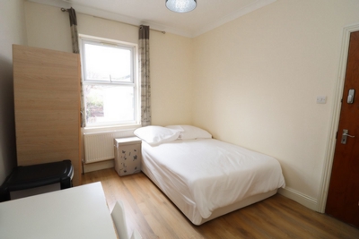 Ensuite Single Room to rent in Alexandra Road, Wood Green, London, N8