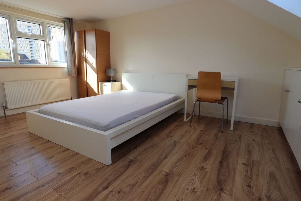 Double Room to rent in Crossharbour, South Quay, London, E14