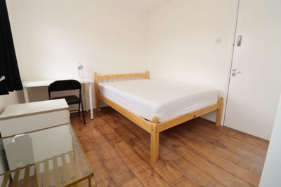 Double room - Single use to rent in Dingle Gardens, Poplar, London, E14