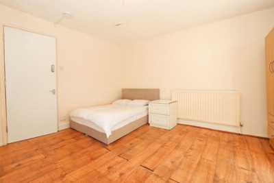 Double Room to rent in Dingle Gardens, Poplar, London, E14