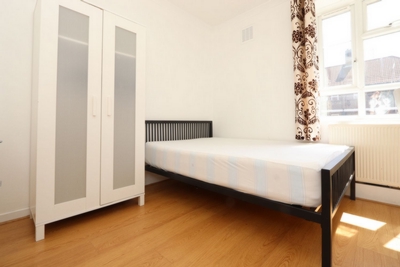 Double room - Single use to rent in MacKenzie Close,White City Estate, White City, London, W12