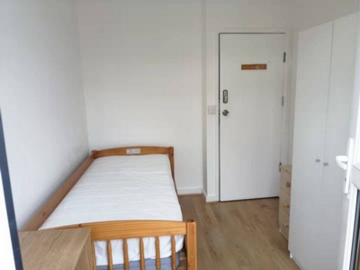 Double room - Single use to rent in Windsor Crescent, Wembley, London, HA9