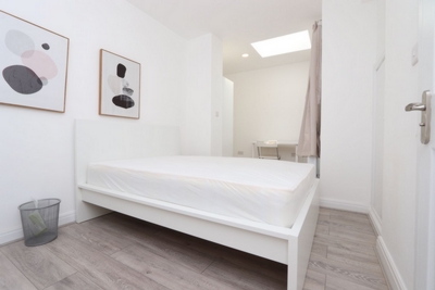 Ensuite Single Room to rent in Basildon Avenue, Ilford, London, IG5