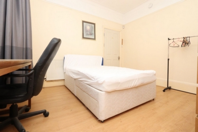 Double room - Single use to rent in Cobham Road, Turnpike Lane, London, N22