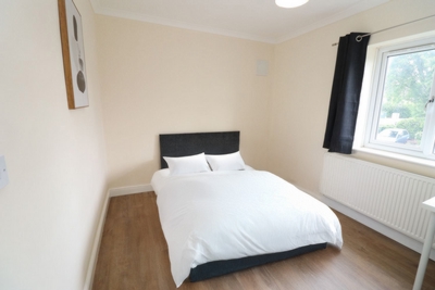 Double room - Single use to rent in Camrose Avenue, Queensbury, London, HA8