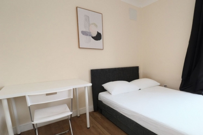 Double room - Single use to rent in Camrose Avenue, Queensbury, London, HA8