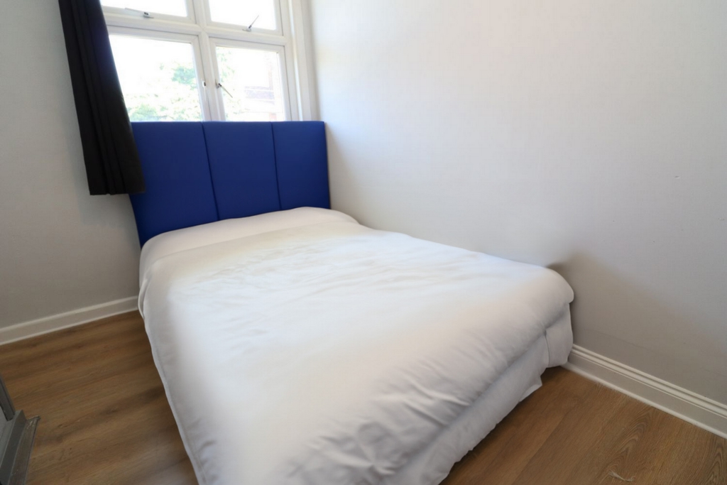 Double room - Single use to rent in East Acton, London, W12