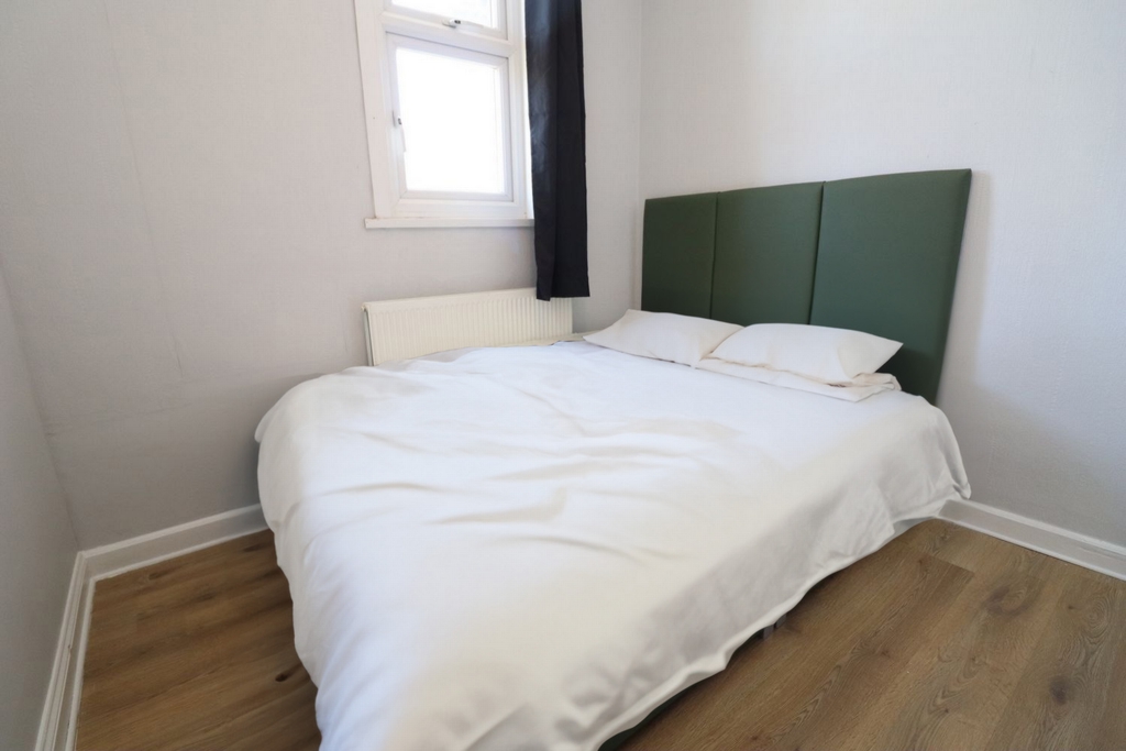 Double room - Single use to rent in East Acton, London, W12