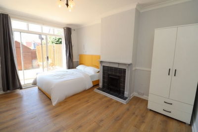 Double Room to rent in Mellitus Street, East Acton, London, W12