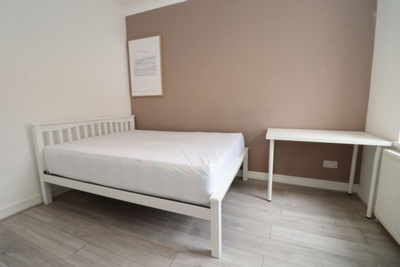 Double room - Single use to rent in Calydon Road, Charlton, London, SE7