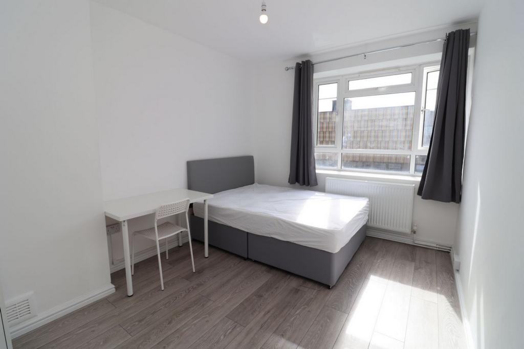 Double room - Single use to rent in White City, London, W12