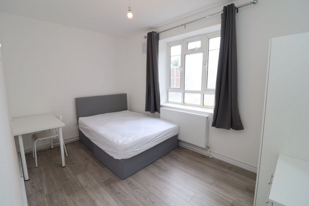 Double room - Single use to rent in White City, London, W12