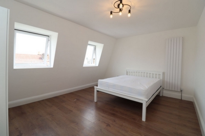 Double room - Single use to rent in Walpole Road, Colliers Wood, London, SW19