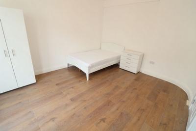 Double room - Single use to rent in Walpole Road, Colliers Wood, London, SW19