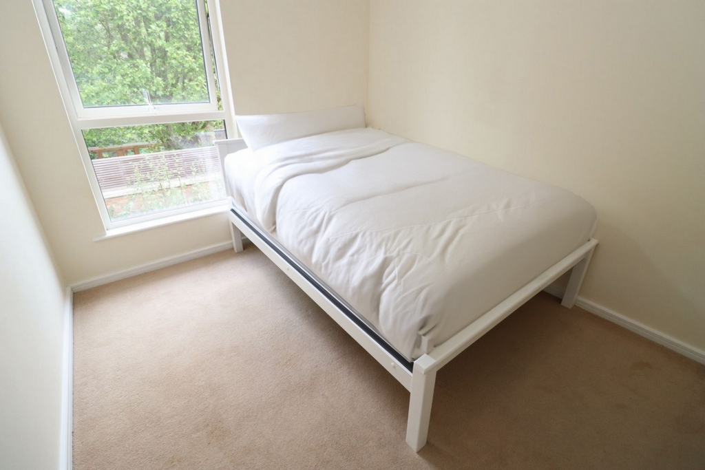 Double room - Single use to rent in Acton Town, London, W3