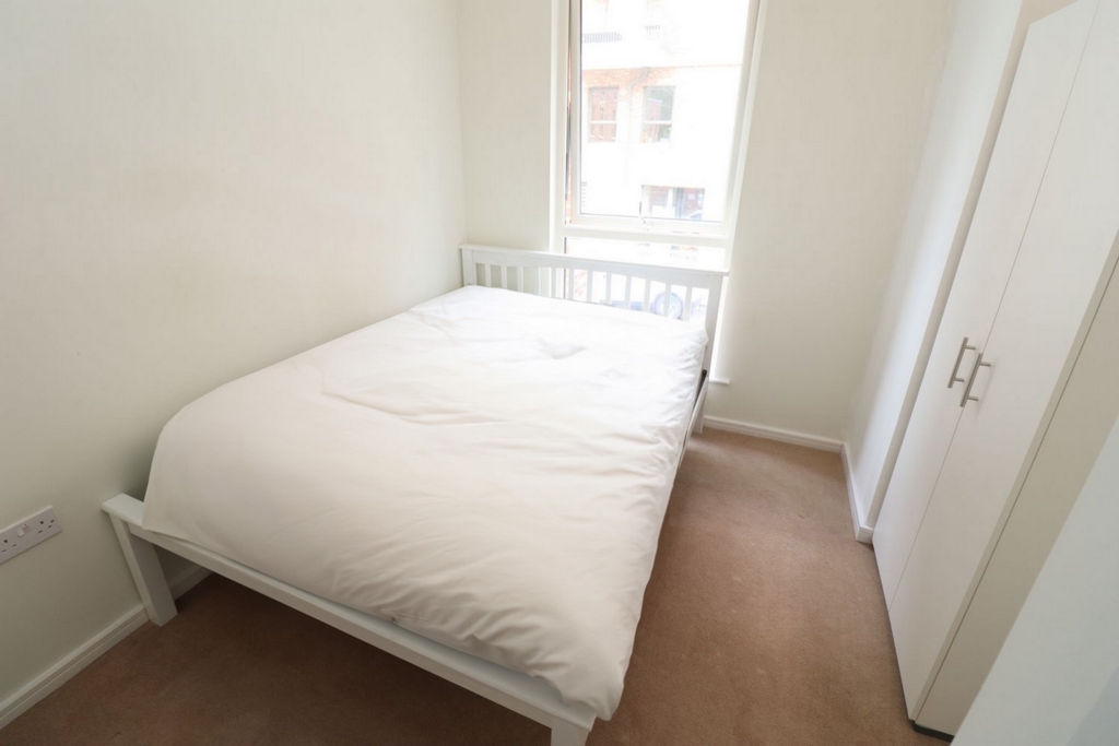 Double room - Single use to rent in Acton Town, London, W3