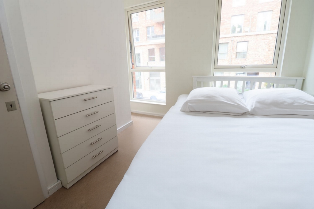 Double room - Single use to rent in Acton Town, London, W3