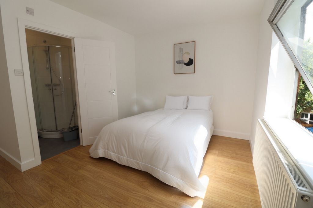 3 Bedroom Ensuite Double Room to rent in Kilburn Park, London, NW6