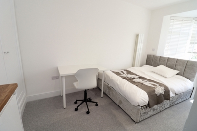 Double room - Single use to rent in Hillcross Avenue, Morden, London, SM4