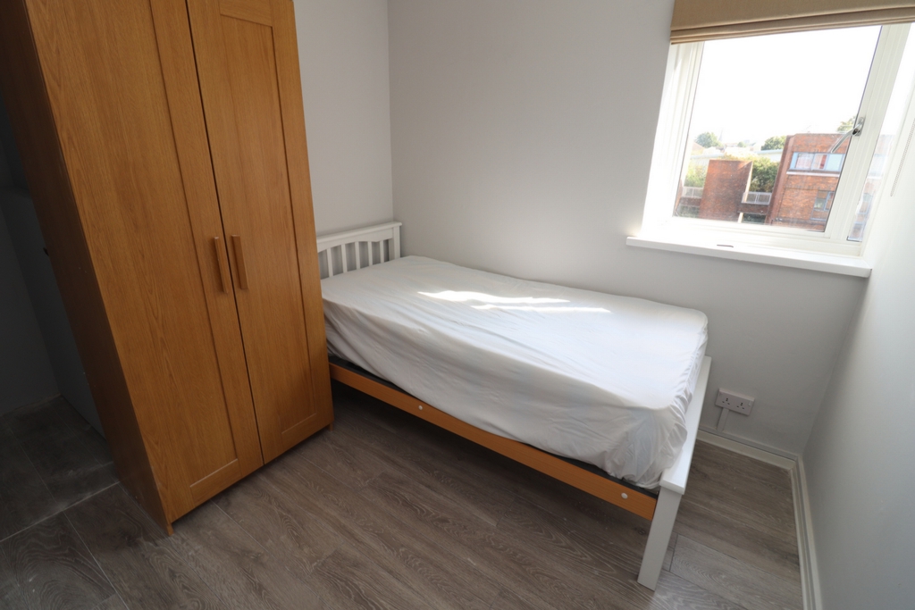 Double room - Single use to rent in West Ealing, London, W7