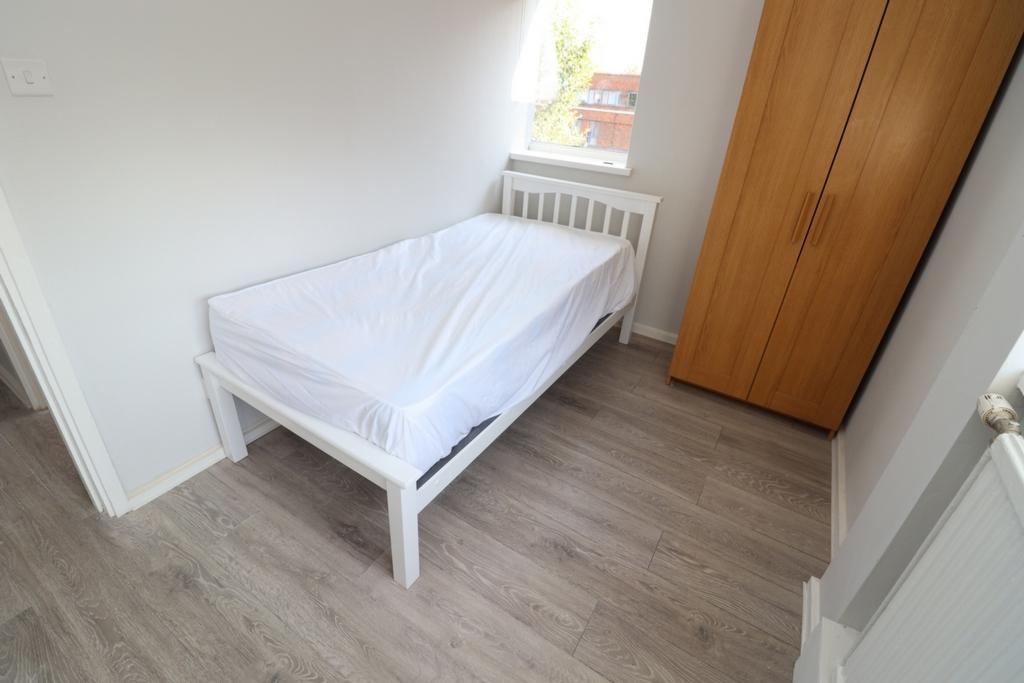 Double room - Single use to rent in West Ealing, London, W7