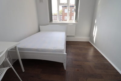 Double room - Single use to rent in Oak Way, Acton Central, London, W3