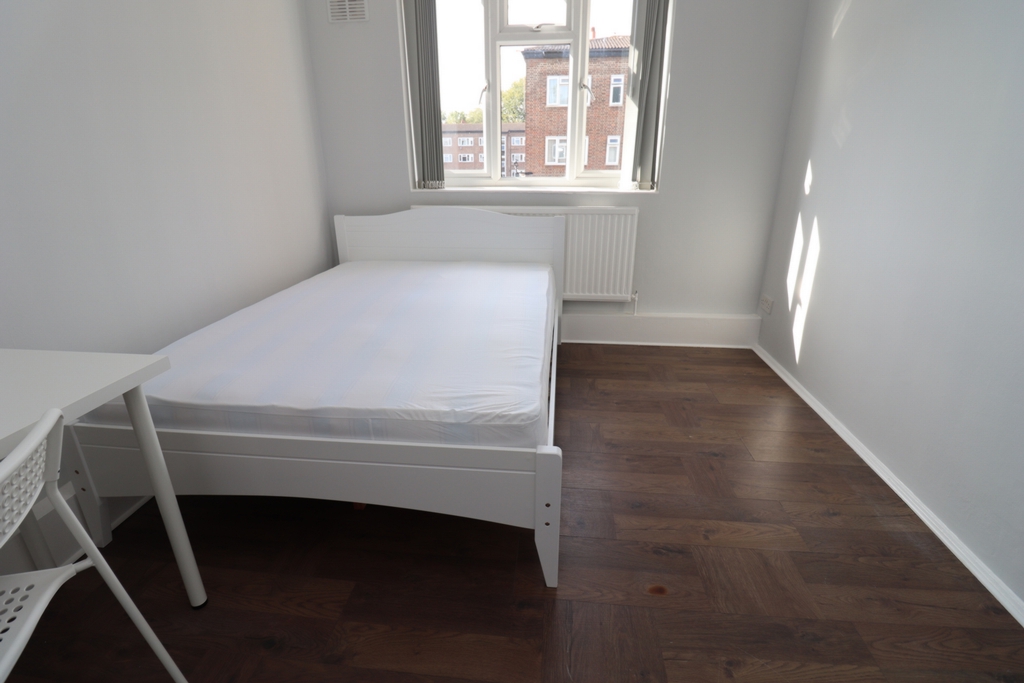 Double room - Single use to rent in Acton Central, London, W3