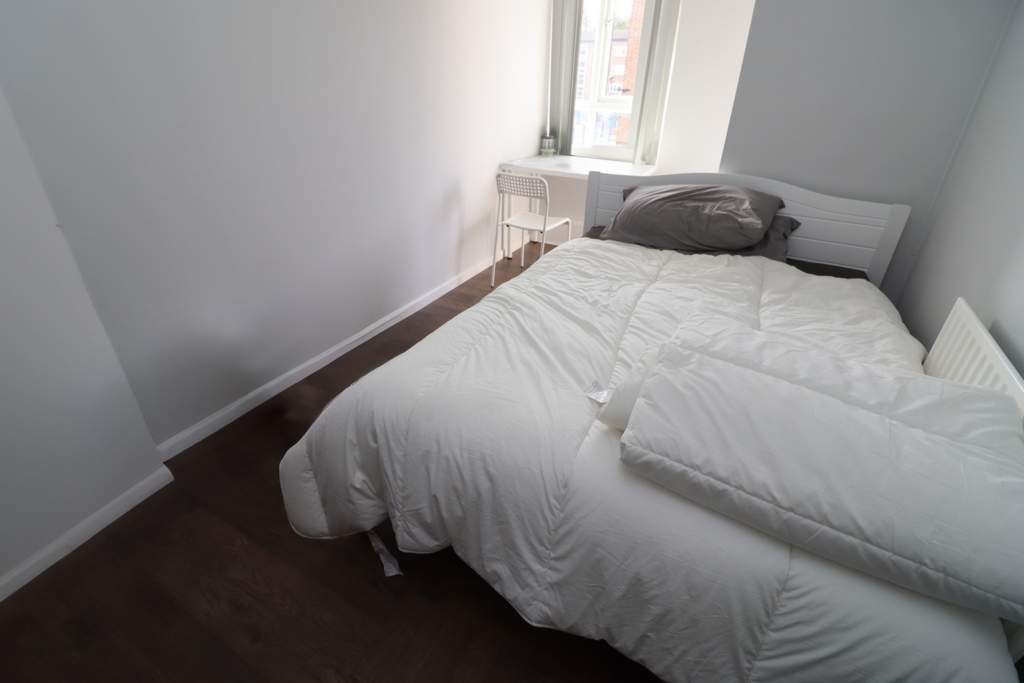 Double room - Single use to rent in Acton Central, London, W3