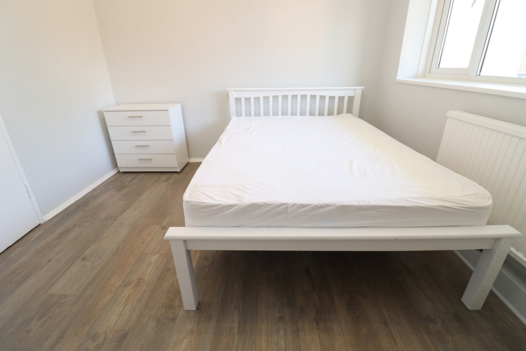 Double room - Single use to rent in Acton Central, London, W3