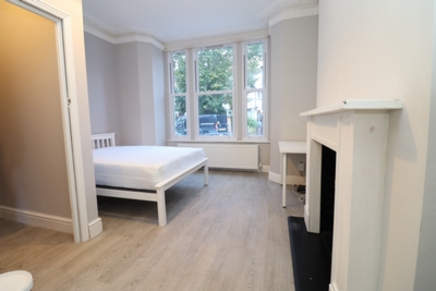 Double room - Single use to rent in Cumberland Road, Acton Central, London, W3