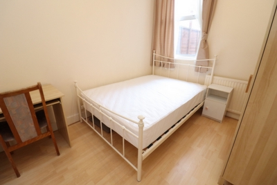 Double room - Single use to rent in Connaught Road, West Ealing, London, W13