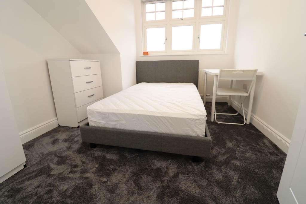 Double room - Single use to rent in Bush Hill Park, London, EN1