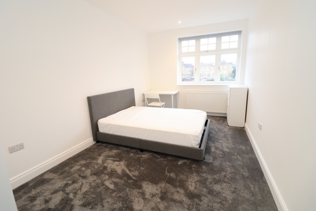 Double room - Single use to rent in Bush Hill Park, London, EN1